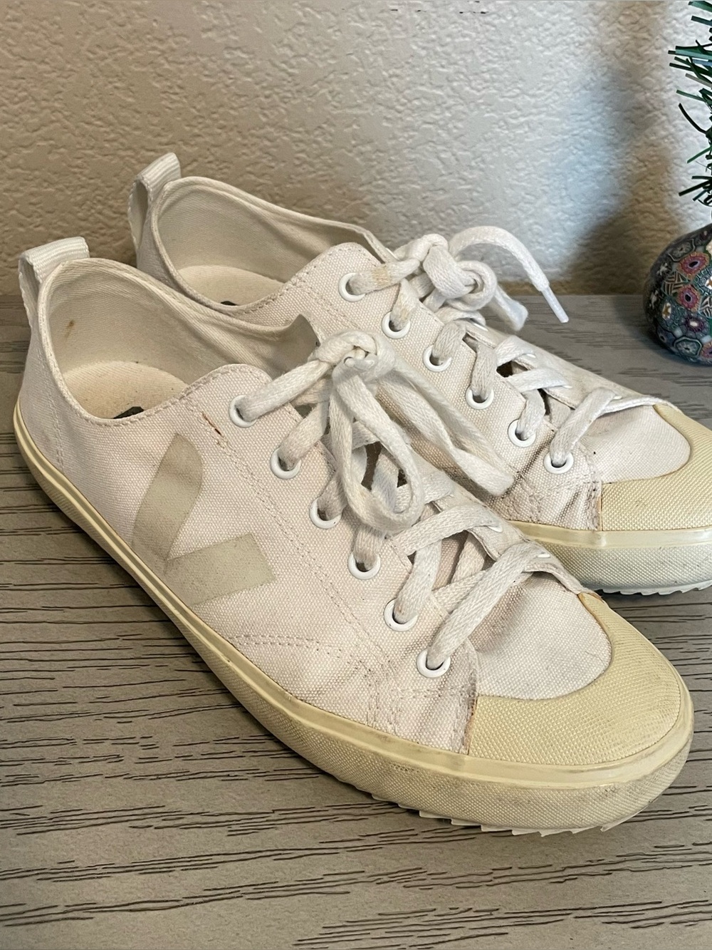 Veja Women’s Low-Top Canvas Sneakers in Off-White size 8